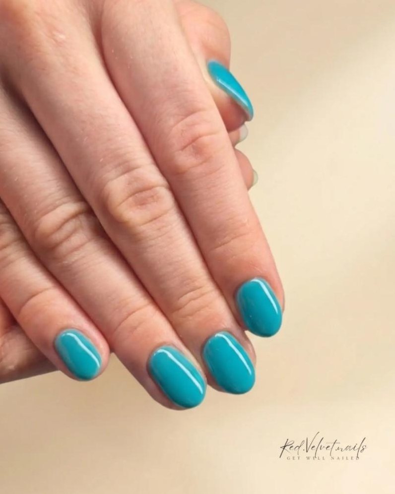 Glossy teal gel on short round nails
